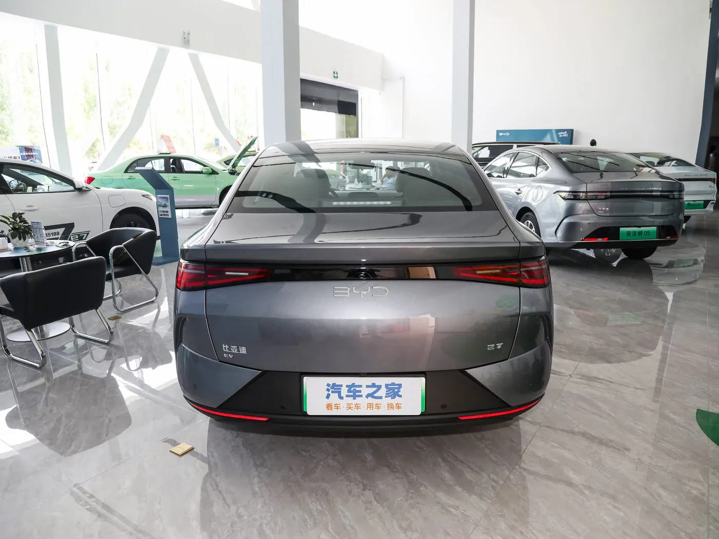 Neues Modell BYD E7 EV-Auto, 150 km/h Höchstgeschwindigkeit, 136 PS, 180 Nm Drehmoment, 5-Sitzer-Elektrofahrzeug