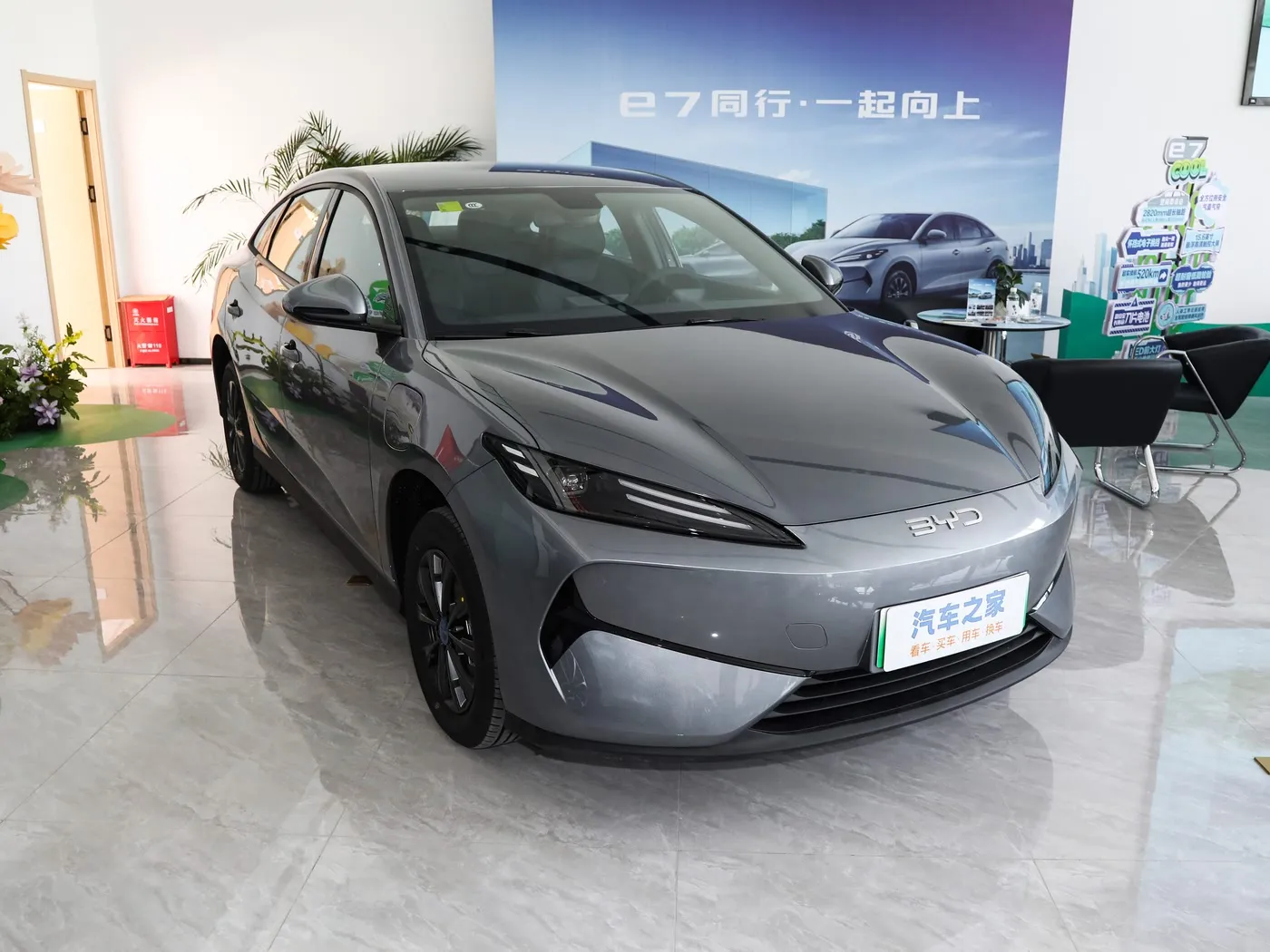 Neues Modell BYD E7 EV-Auto, 150 km/h Höchstgeschwindigkeit, 136 PS, 180 Nm Drehmoment, 5-Sitzer-Elektrofahrzeug
