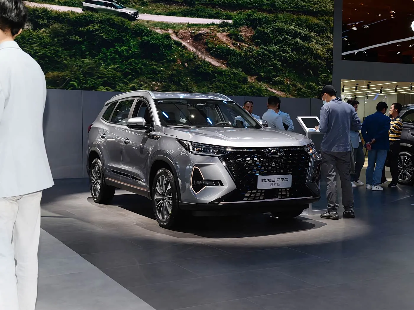 Chery Tiggo 8 Pro Luxus-Familien-SUV Automatikgetriebe Rückfahrkamera R18 Links Benzin Dunkle Ledersitze Euro VI Emission AWD