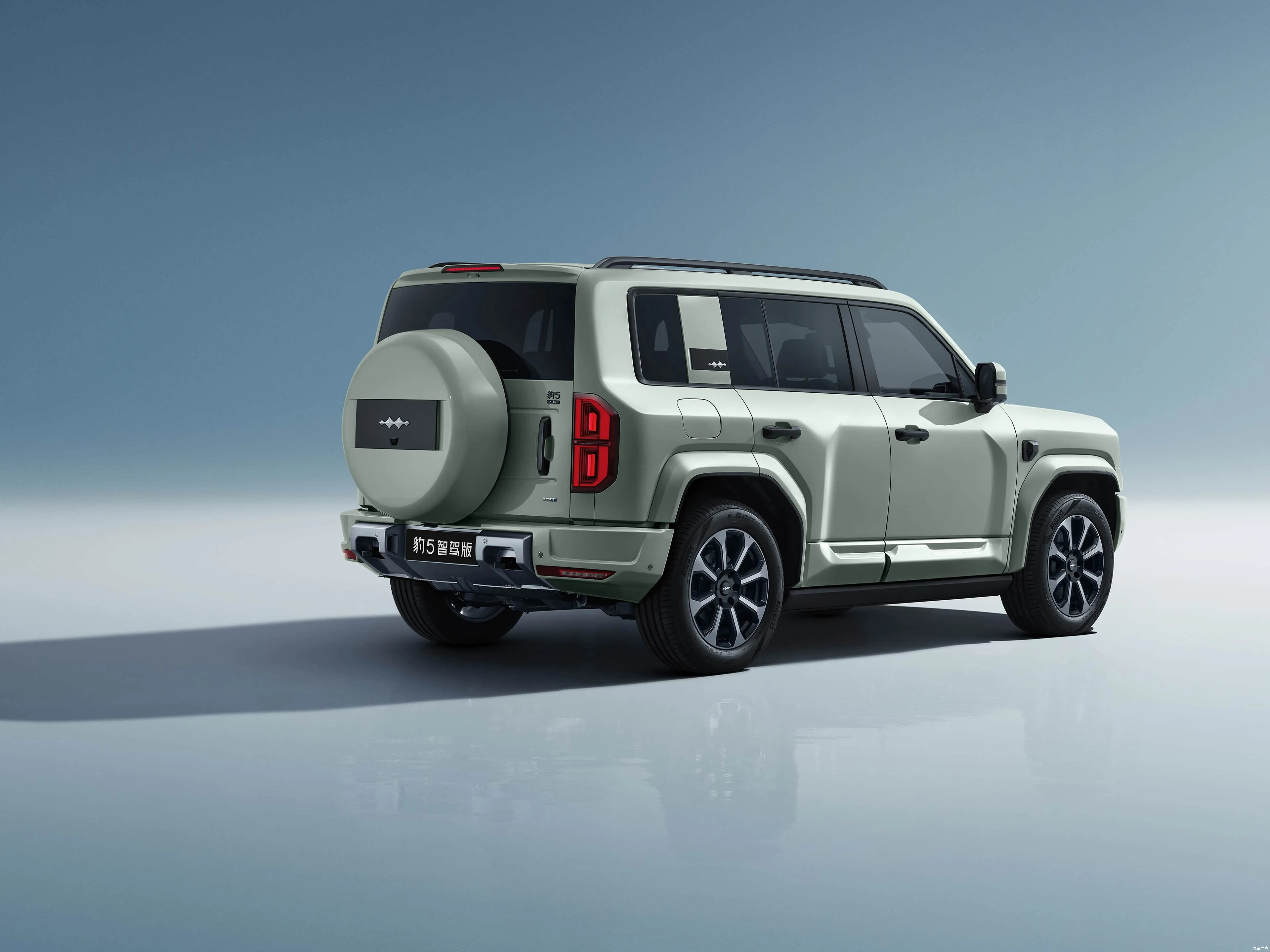 Premium BYD Leopard 5 Hybrid PHEV Offroad-SUV mit 15,6-Zoll-Bildschirm, Allradantrieb, Allradantrieb und 83-Liter-Kraftstofftank