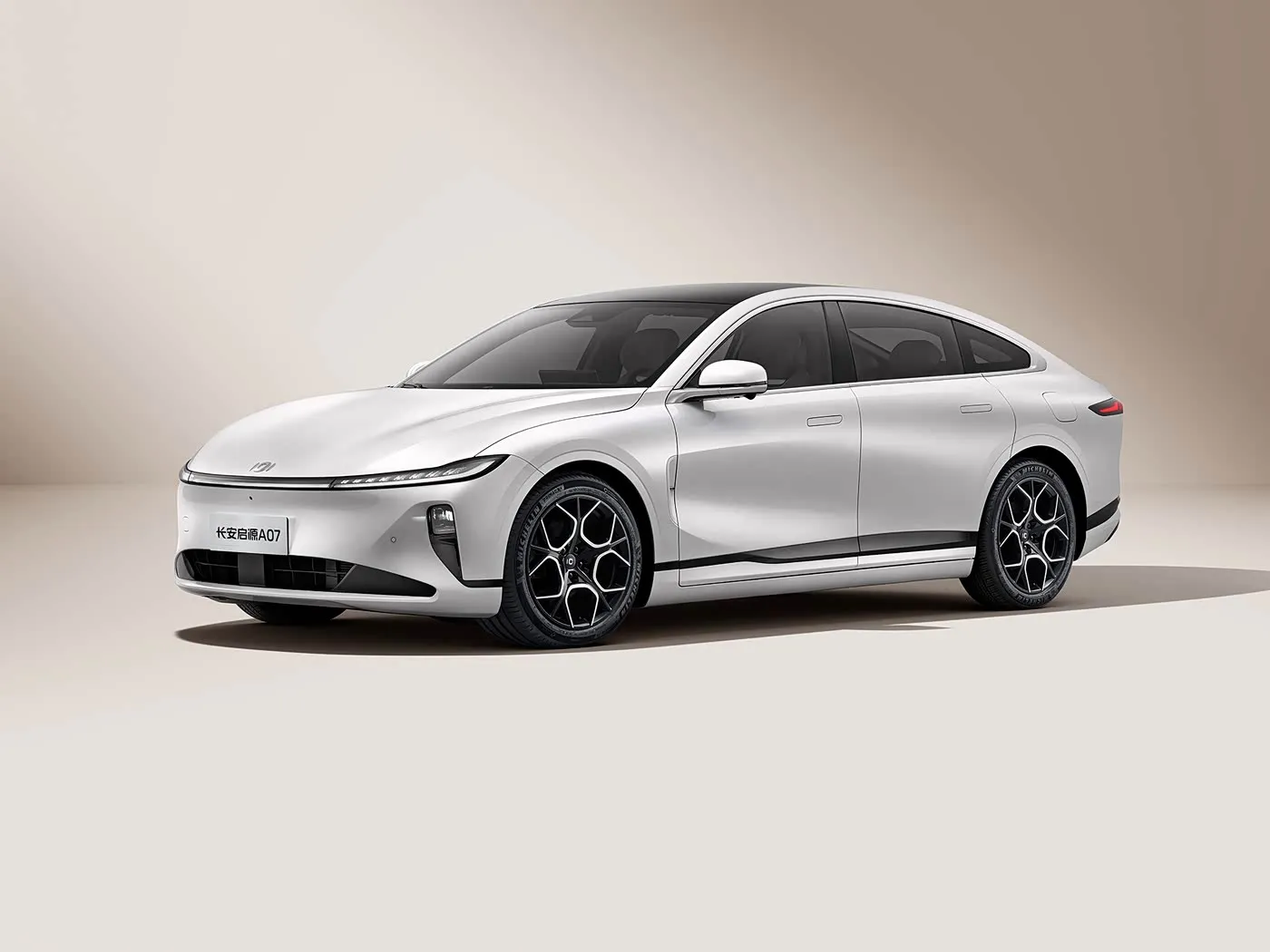 Changan Qiyuan A07 Hybrid-EV-Limousine, neues Energiefahrzeug aus China, 1200 km Reichweite, Automatikgetriebe, 5 Sitze, 175 km/h Geschwindigkeit, Reifengröße R19
