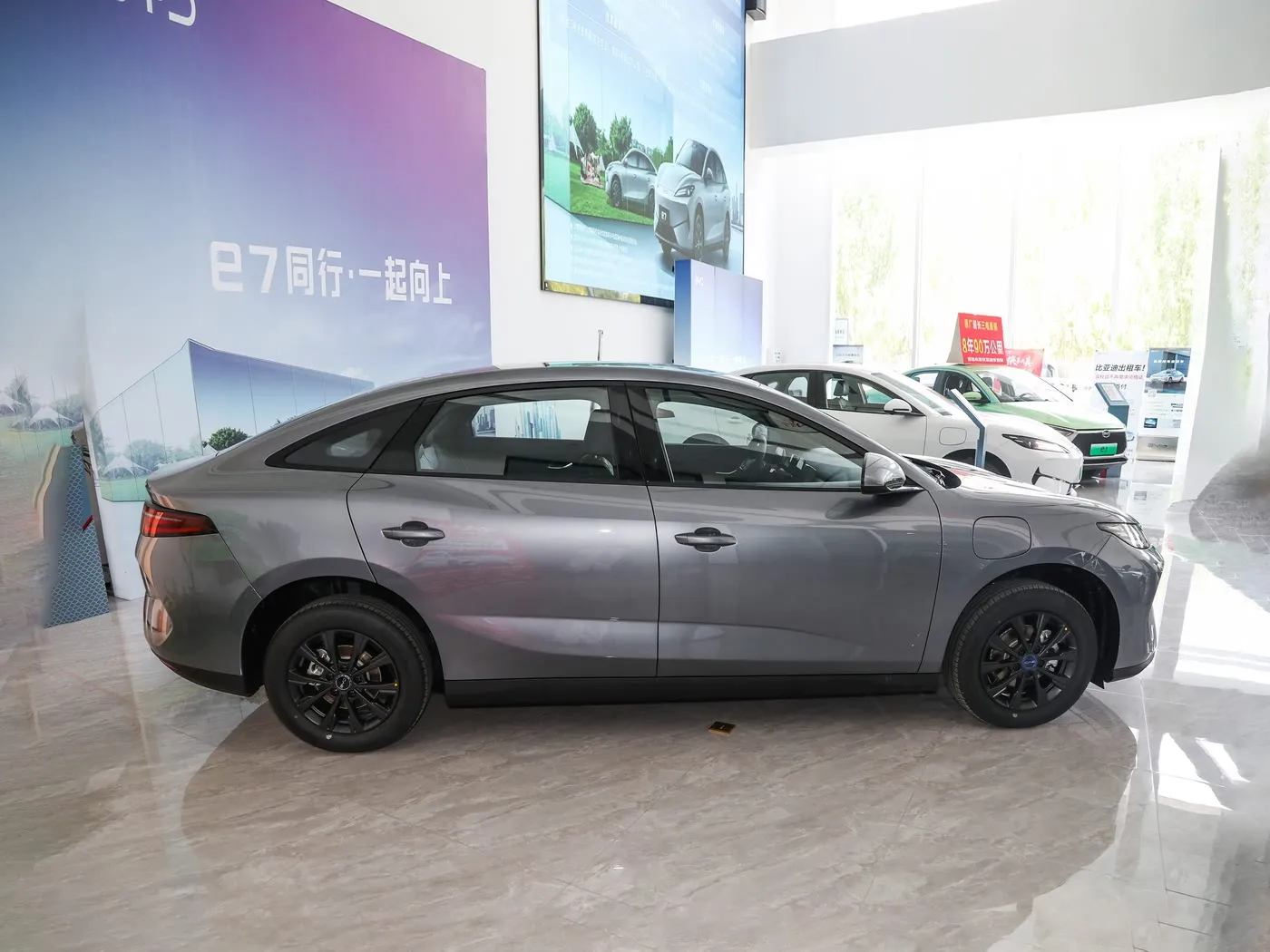 Neues Modell BYD E7 EV-Auto, 150 km/h Höchstgeschwindigkeit, 136 PS, 180 Nm Drehmoment, 5-Sitzer-Elektrofahrzeug