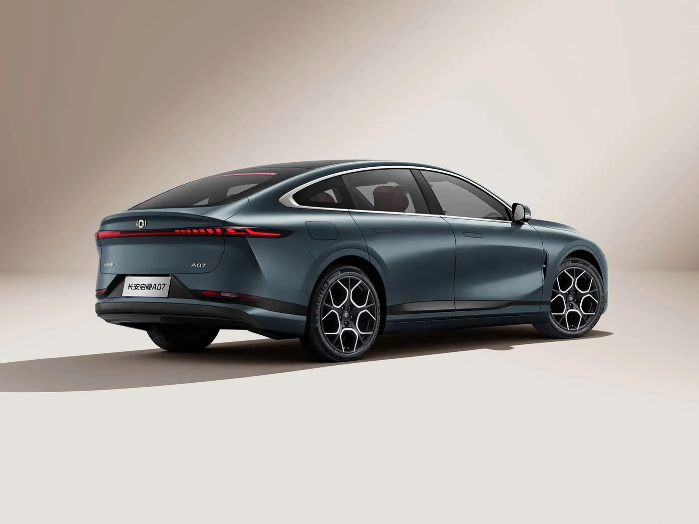 Changan Qiyuan A07 Hybrid-EV-Limousine, neues Energiefahrzeug aus China, 1200 km Reichweite, Automatikgetriebe, 5 Sitze, 175 km/h Geschwindigkeit, Reifengröße R19