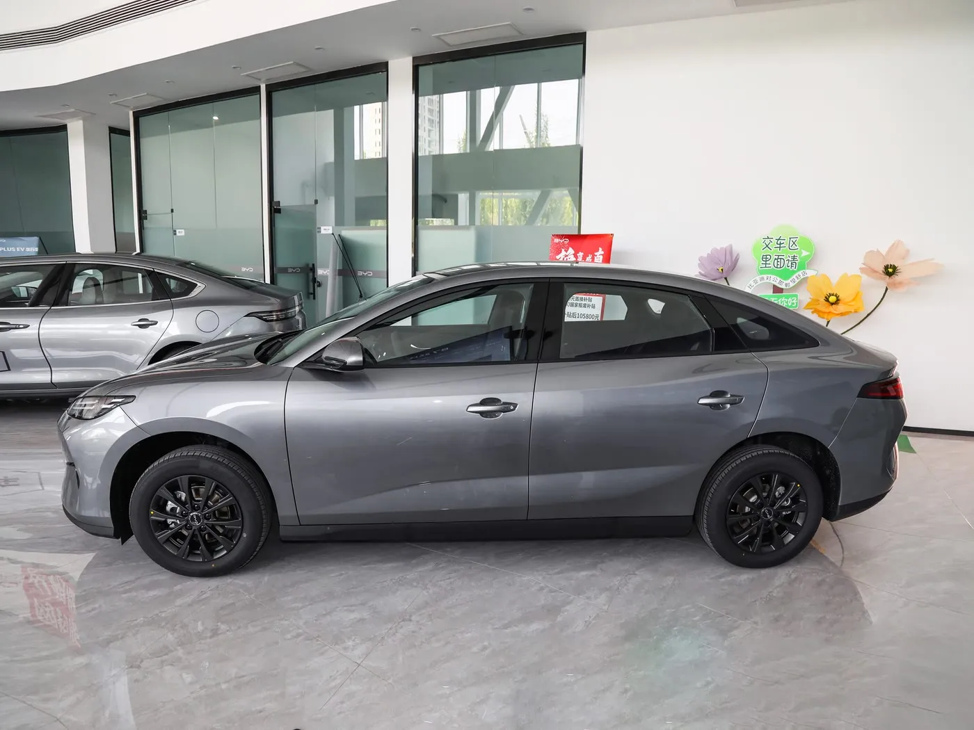 Neues Modell BYD E7 EV-Auto, 150 km/h Höchstgeschwindigkeit, 136 PS, 180 Nm Drehmoment, 5-Sitzer-Elektrofahrzeug
