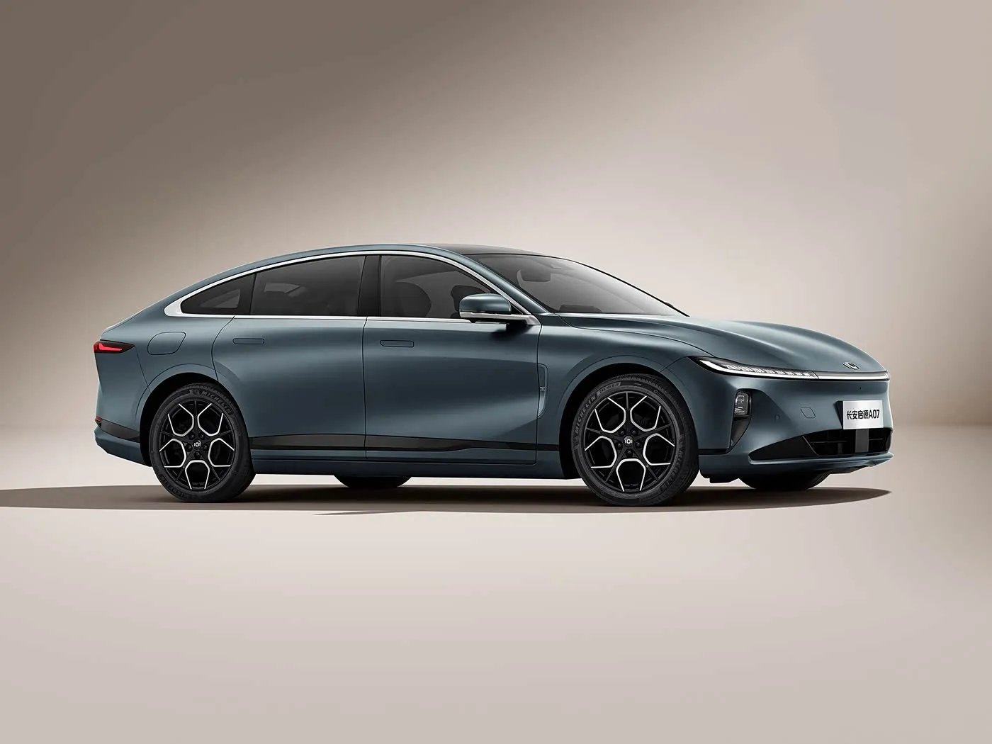Changan Qiyuan A07 Hybrid-EV-Limousine, neues Energiefahrzeug aus China, 1200 km Reichweite, Automatikgetriebe, 5 Sitze, 175 km/h Geschwindigkeit, Reifengröße R19