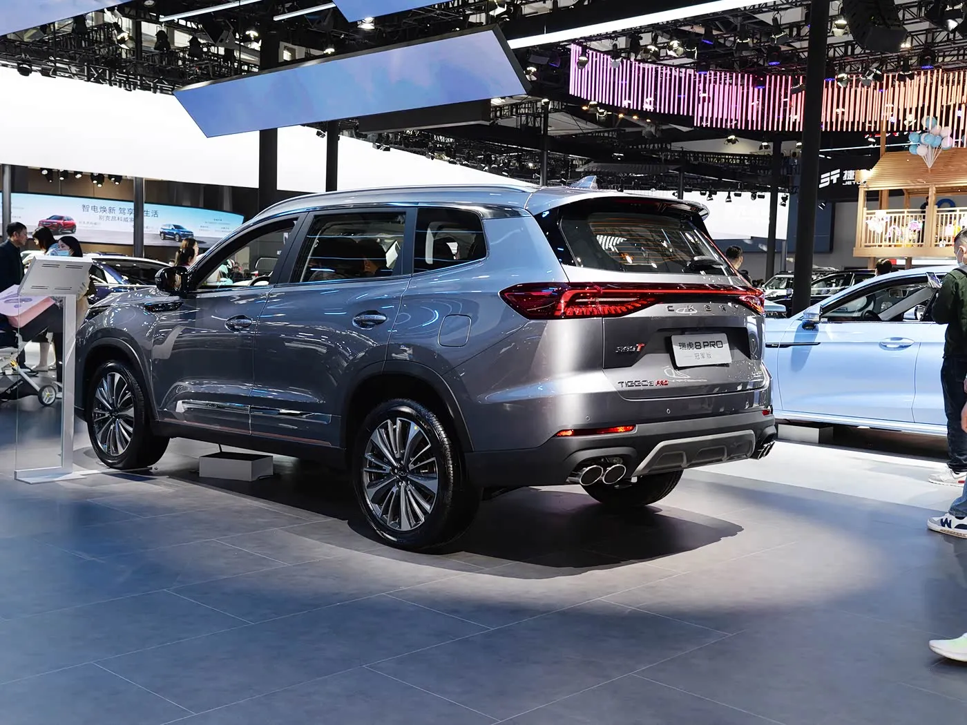 Chery Tiggo 8 Pro Luxus-Familien-SUV Automatikgetriebe Rückfahrkamera R18 Links Benzin Dunkle Ledersitze Euro VI Emission AWD