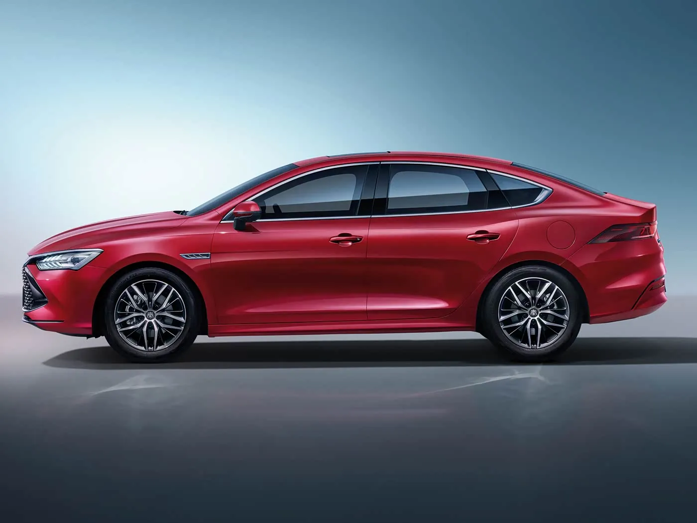 BYD Qing Plus Elektro-SUV, Hybrid-Auto, Auto, neues Energiefahrzeug, verbesserter EV-Motor, Limousine mit Linkslenkung, optimiert für Suchmaschinen