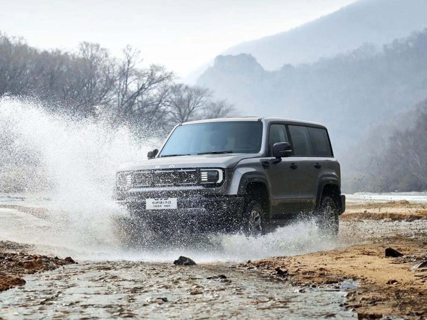 Beijing Off-Road BJ40 Kompakt-SUV mit Allradantrieb, 85-Liter-Tank und Panoramakamera mit langem Radstand