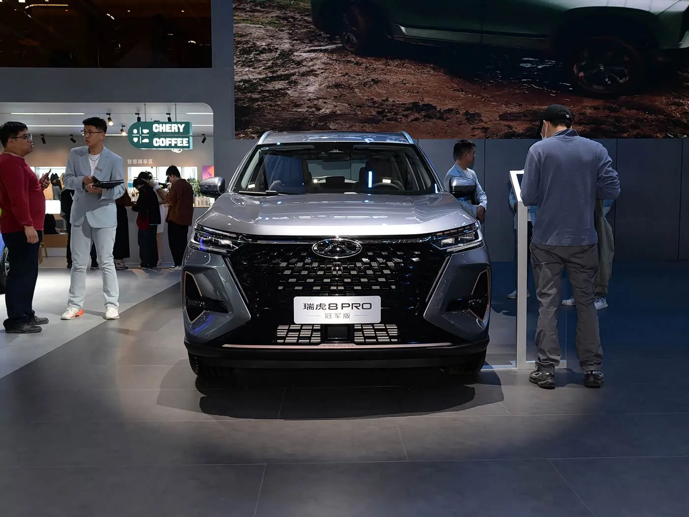 Chery Tiggo 8 Pro Luxus-Familien-SUV Automatikgetriebe Rückfahrkamera R18 Links Benzin Dunkle Ledersitze Euro VI Emission AWD