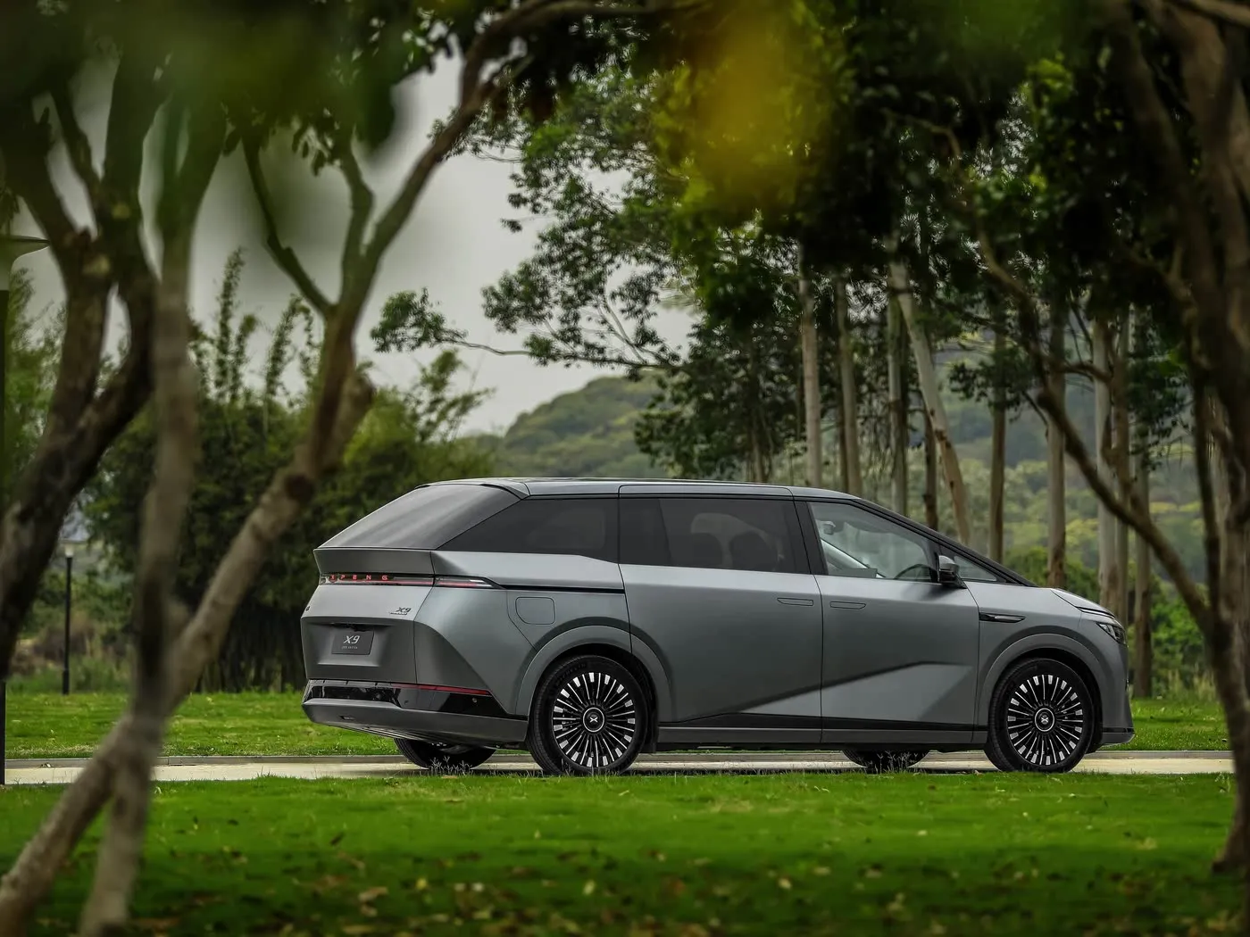 Xpeng X9 Langstrecken-MPV-SUV, rein elektrisch, linksgelenkt, wettbewerbsfähiger Preis, neues Energiefahrzeug